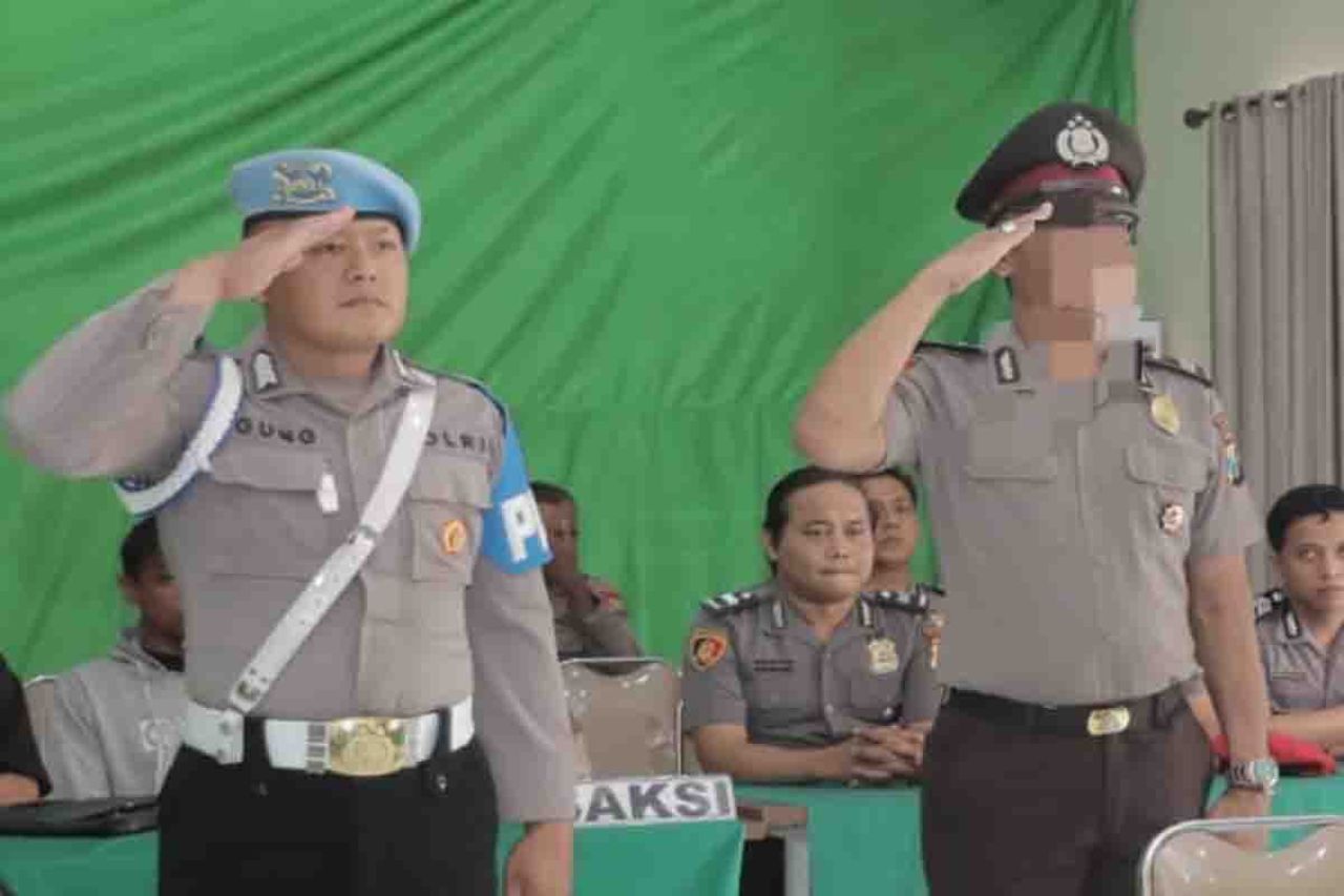 Aiptu K (kanan) saat disidang etik