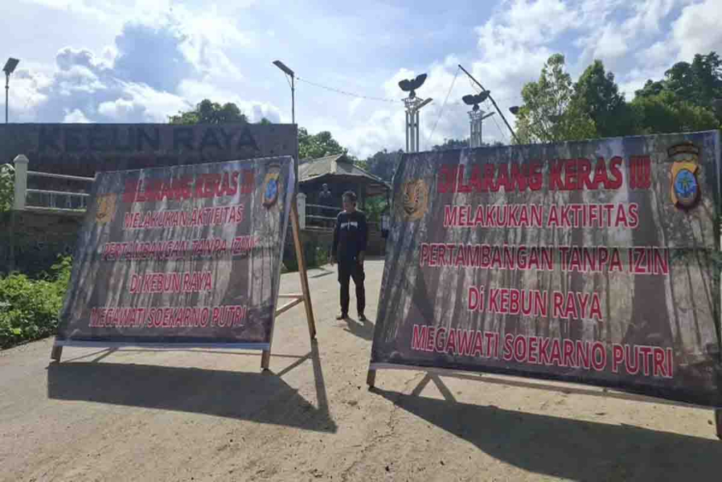 Pemasangan baliho larangan penambangan ilegal