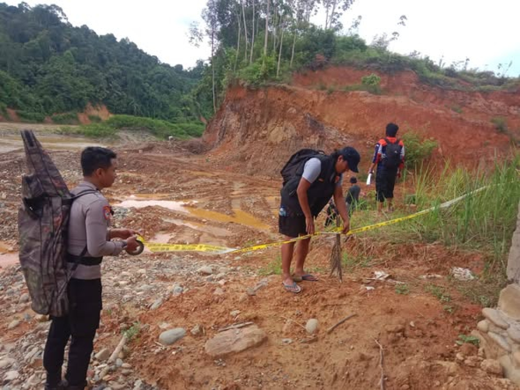 Petugas Polres Solok Selatan tutup tambang ilegal