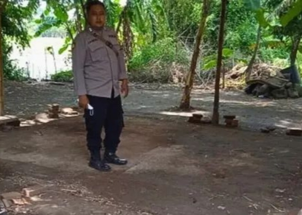 Anggota Polsek Tarik saat mendatangi lokasi sabung ayam
