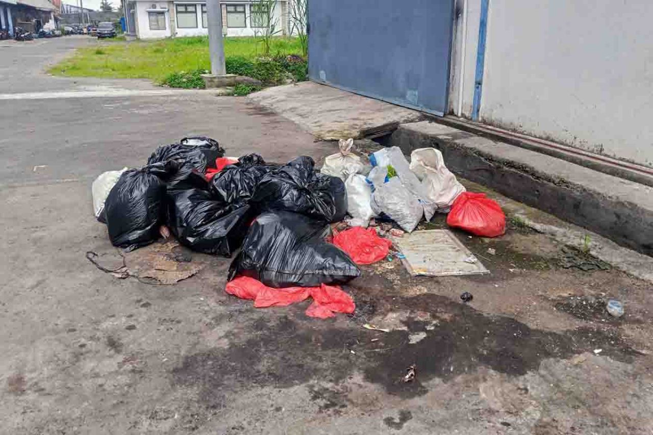 Tumpukan plastik diduga limbah B3