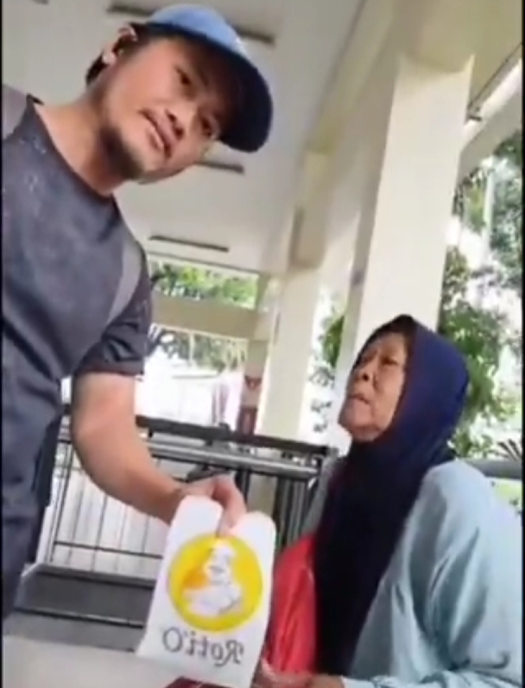 Arlius Zebua dan nenek yang ditolak membayar cash oleh kasir outlet Roti 'O