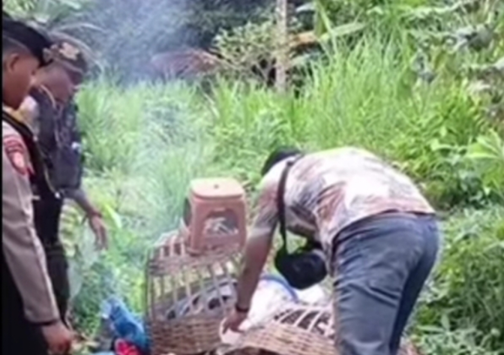 Personil Polres Blitar Kota membakar sarana sabung ayam