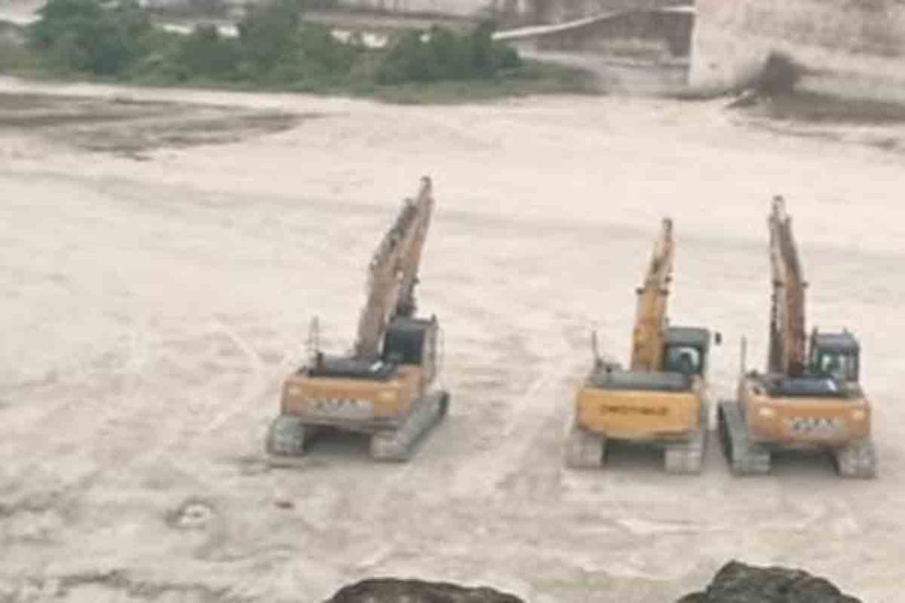 Alat berat untuk tambang di Desa Parseh