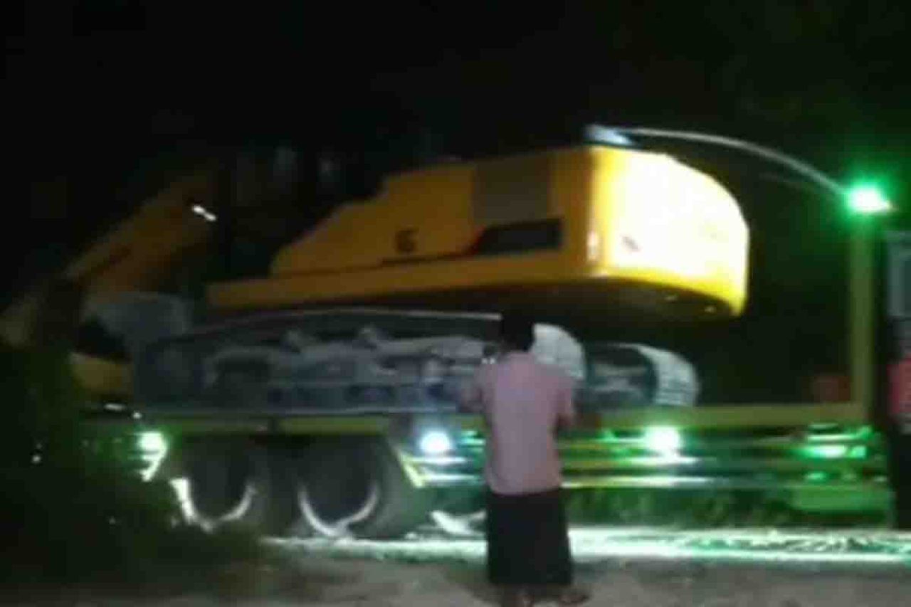 2 unit excavator yang diamankan dari Desa Bunajih