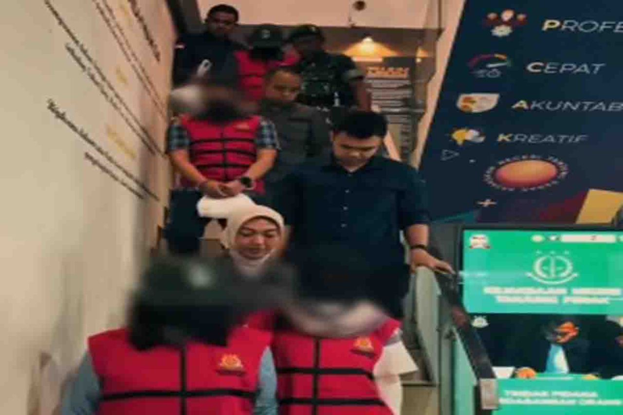 Enam tersangka dugaan korupsi proyek pemeliharaan dan pengerukan kolam Pelabuhan Tanjung Pera