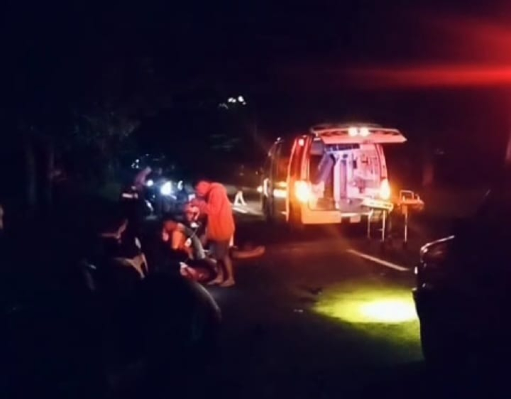 Petugas medis mengevakuasi korban ke mobil ambulance