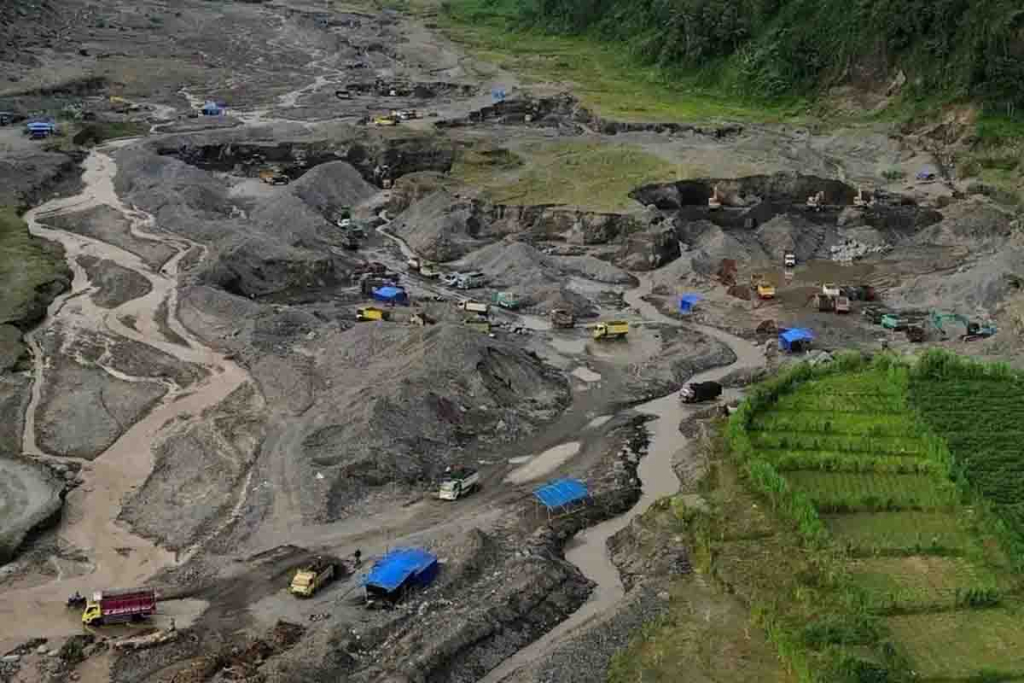 Tambang sirtu di Sungai Kaliputih, Kecamatan Garum dan Kecamatan Gandusari, Kabupaten Blitar