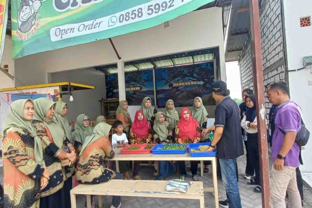 Tim Dosen Universitas Wijaya Putra saat pemberdayaan masyarakat bersama PKK Desa Cagakagung