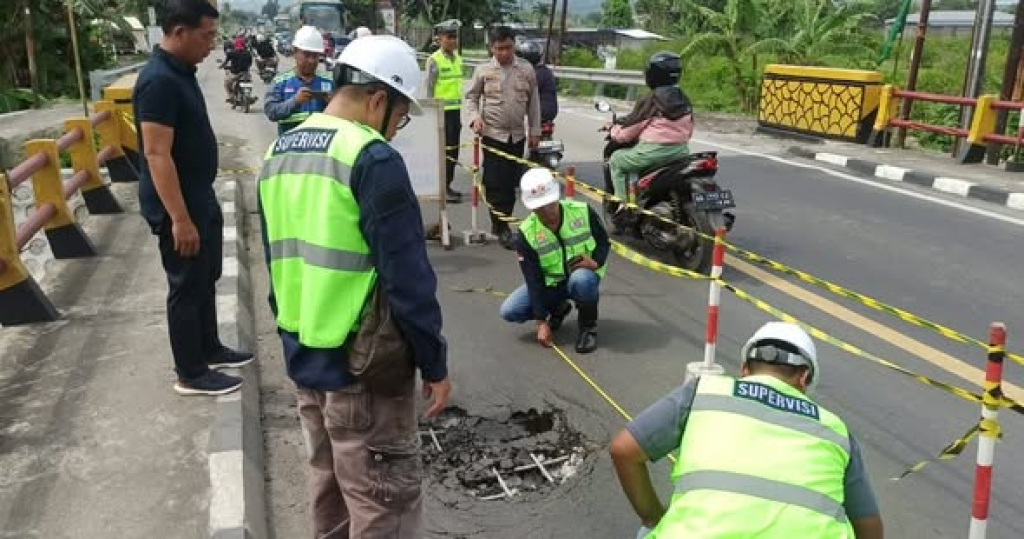 Jembatan Kali Ketek Karanganyar mengalami ambles