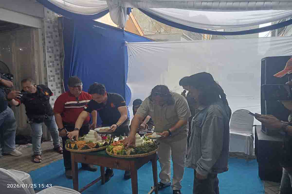 Dodik Firmansyah dan Ricky Ferinando potong tumpeng didampingi Sukardi dan Samsul.