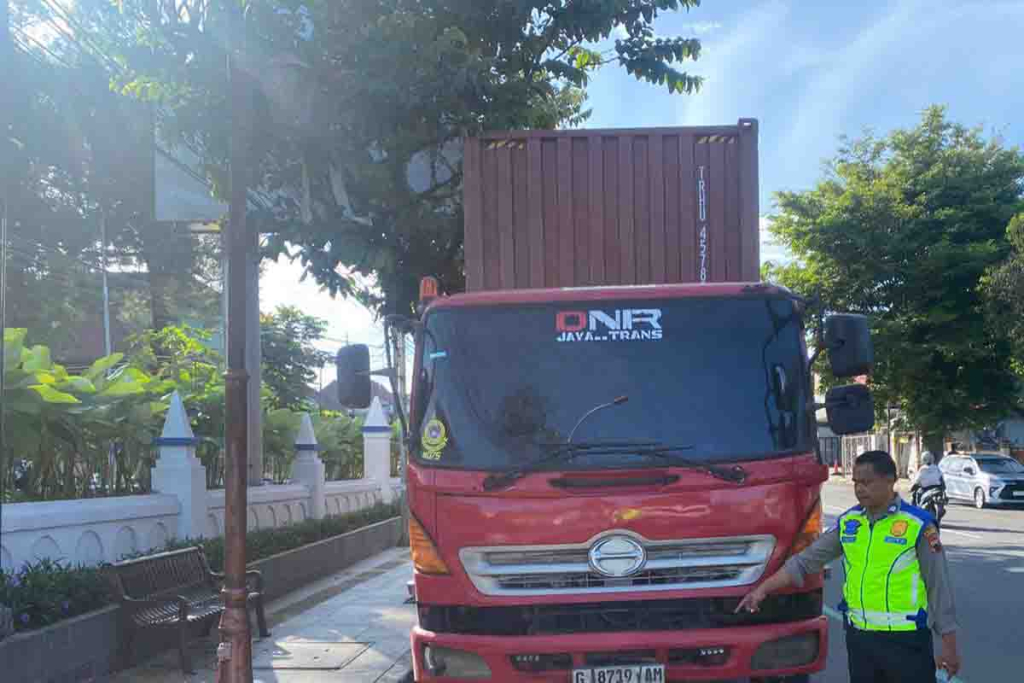 Truk yang terlibat kecelakaan di Simpang Empat Randuacir, Kumpulrejo, Argomulyo, Kota Salatiga
