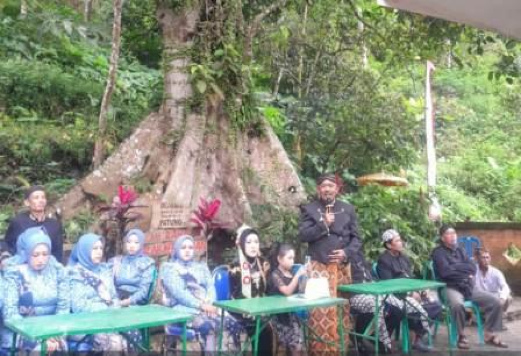 Kepala Desa Duyung, Juriatno saat sambutan