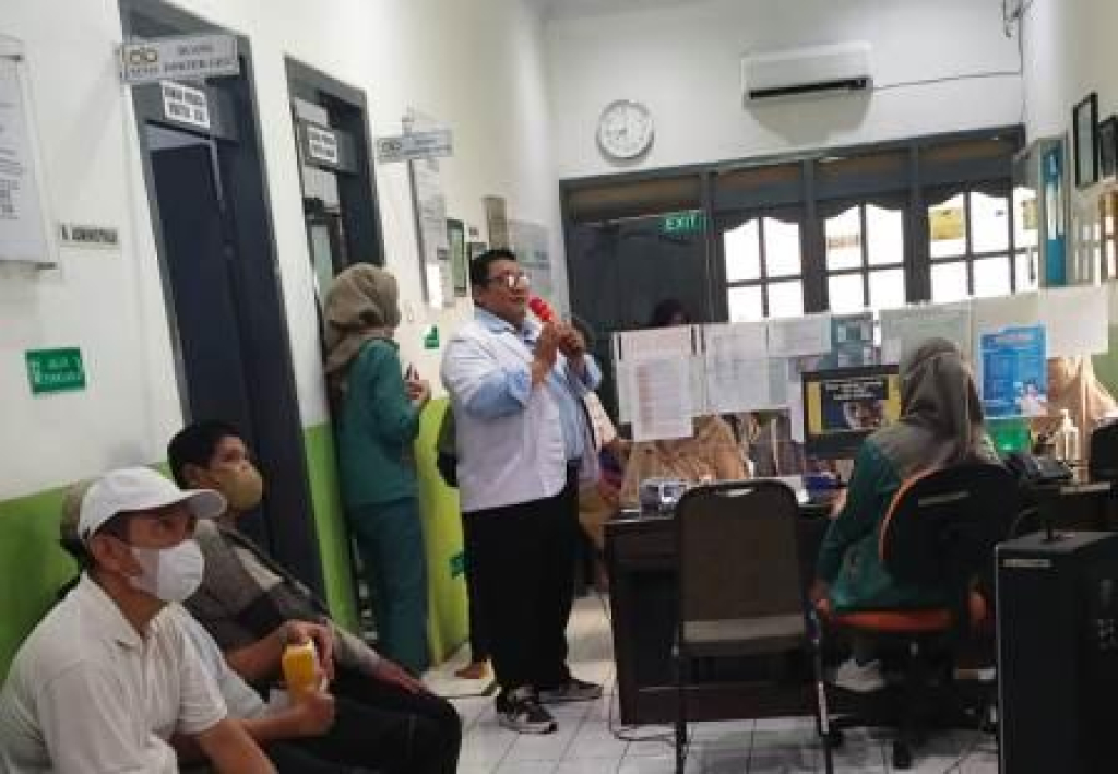 dr Agatha Yudiaputra sedang memberikan arahan kepada pasien PROLANIS