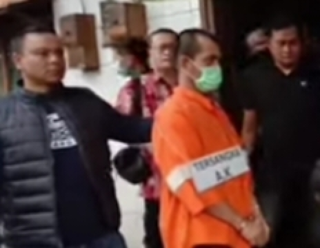 Achmad Khomarudin (baju oranye) saat rekonstruksi kasus di Losmen Windu Kentjono