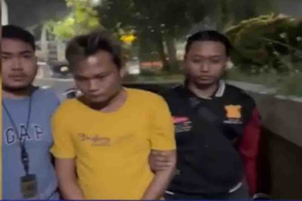 Doi (baju kuning) saat ditangkap petugas Polres Gresik