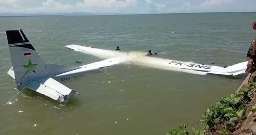 Pesawat di Perairan Bandara Douw Nabire