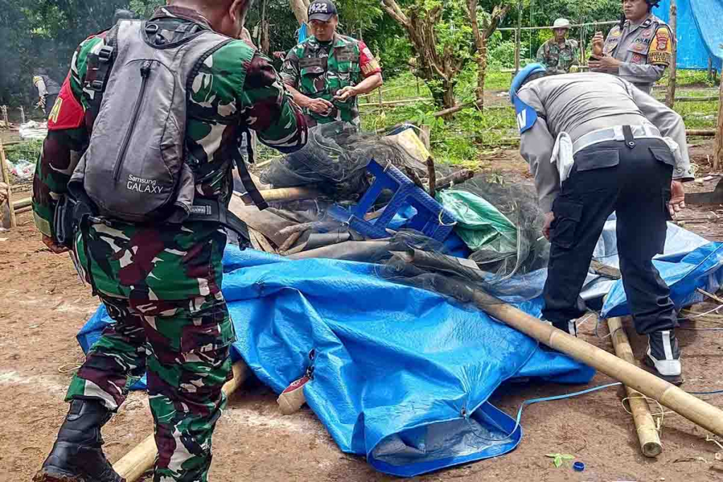 Aparat gabungan membongkar arena sabung ayam  di Desa Damai