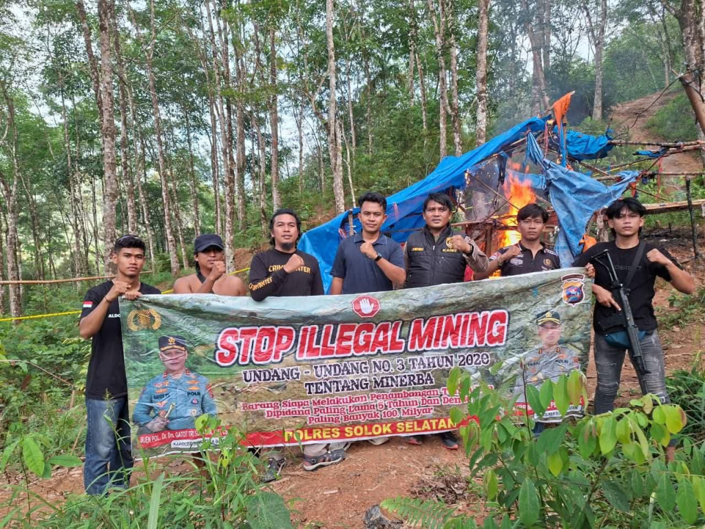 Petugas Polres Solok Selatan menutup tambang emas ilegal