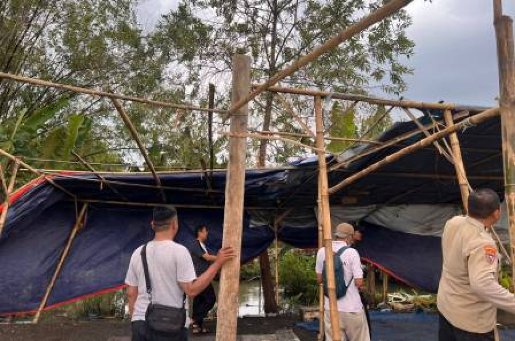 Personil Polsek Krembung membongkar lapak judi sabung ayam