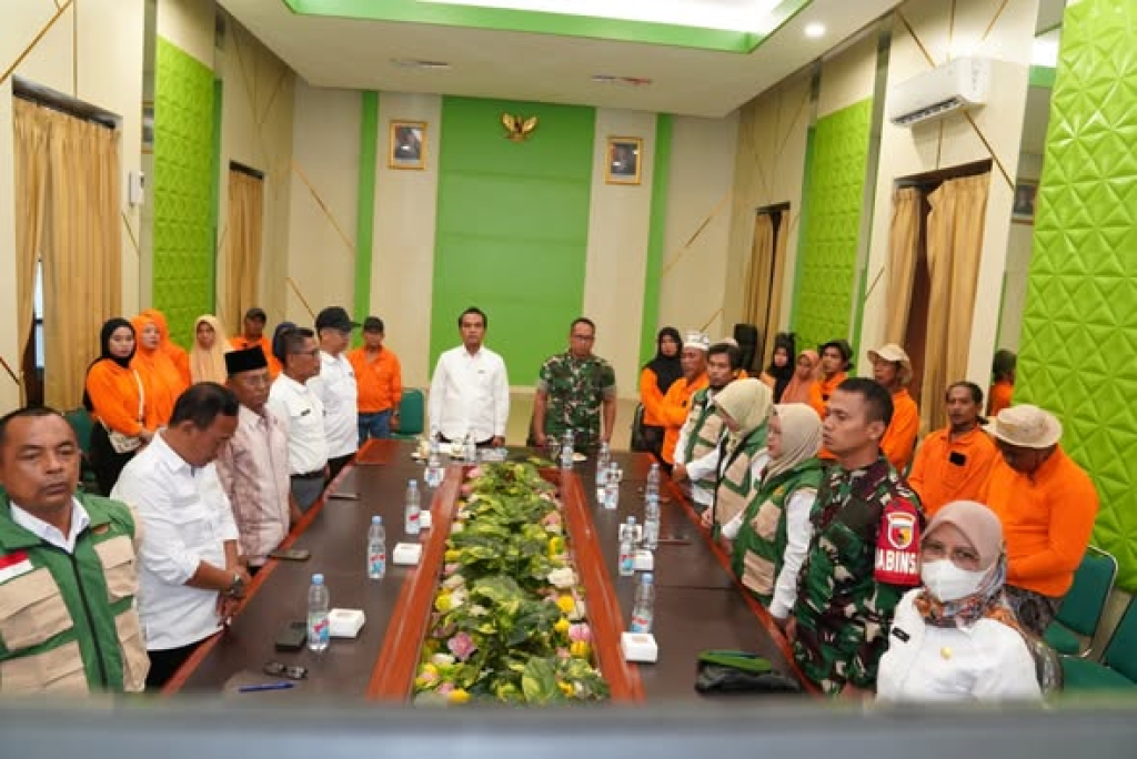 Bupati Bangkalan, Lukman Hakim saat mengikuti zoom meeting