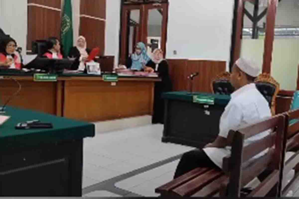 Refa Maulana saat jalani sidang di Pengadilan Negeri Surabaya