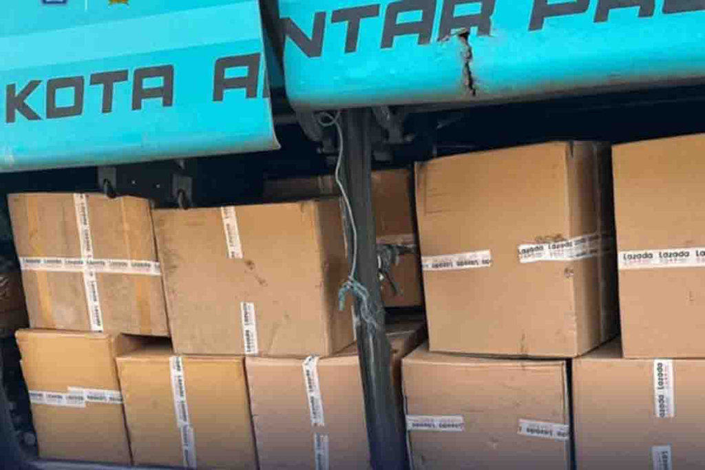 Rokok ilegal di dalam karton yang ditaruh di bagasi bus AKAP