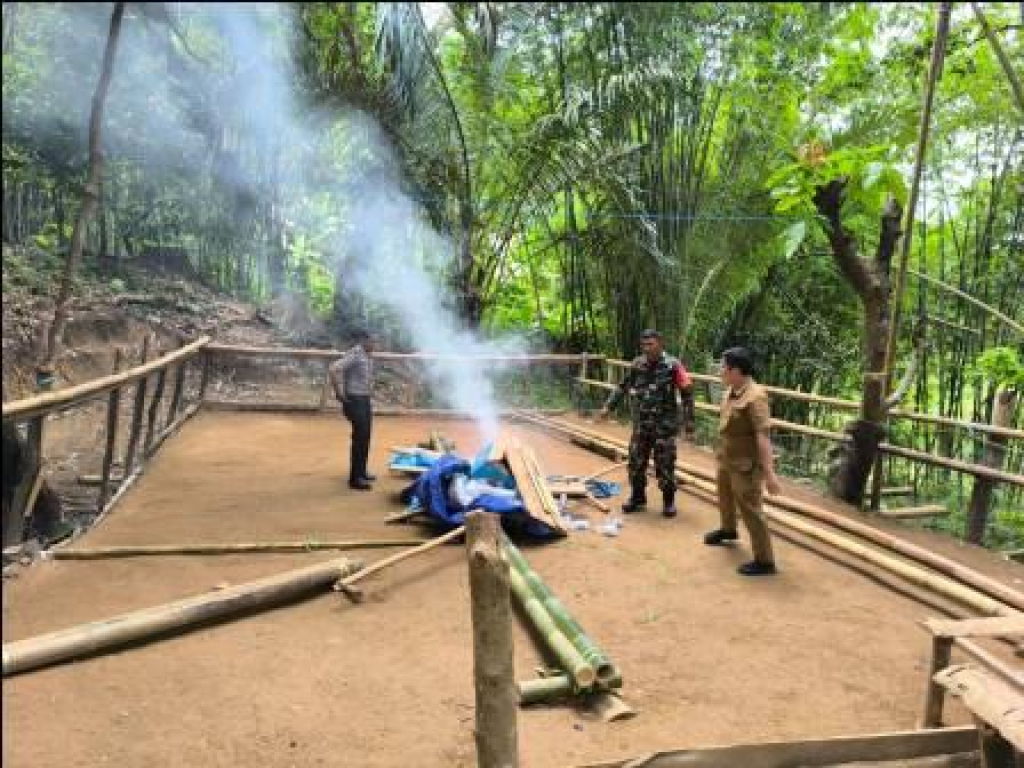 Pemusnahan arena sabung ayam di Sulewatang