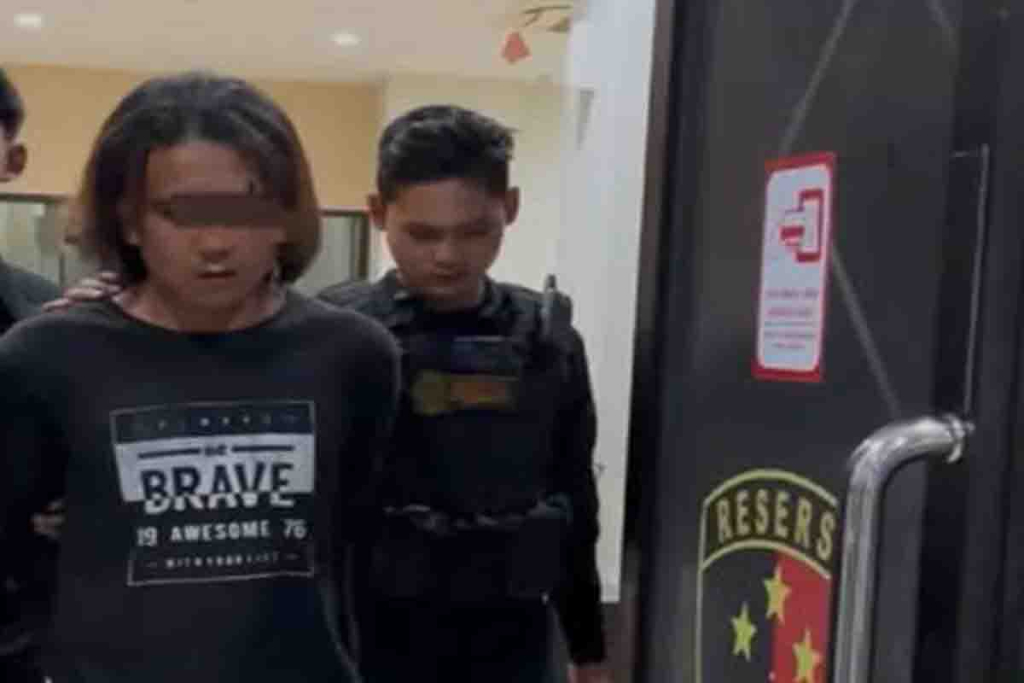 Sulmigiansyah (kiri) saat ditangkap di Polres Gresik