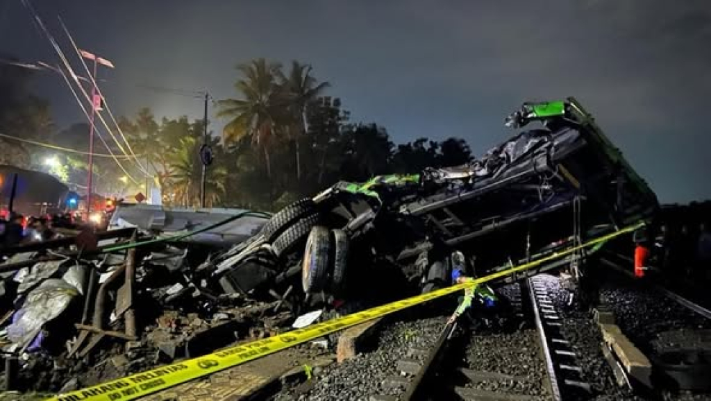 Tabrakan KA Gajayana  dengan truk