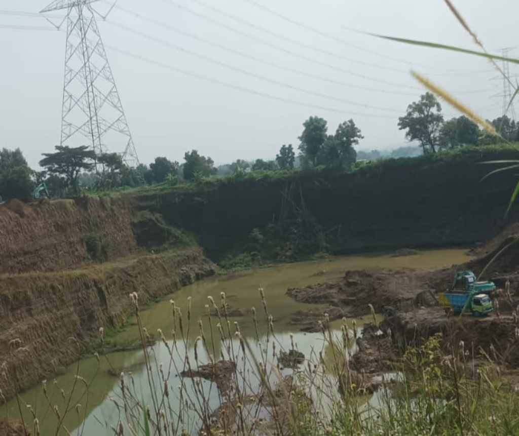 Tambang sirtu di dekat SUTET di Desa Kutogirang