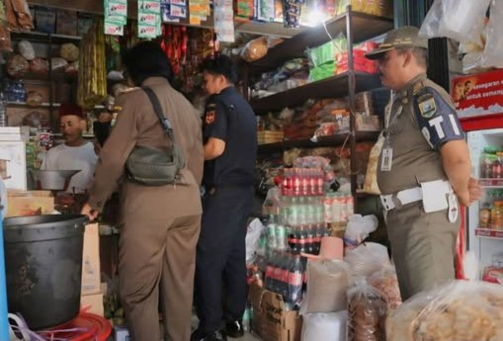 Petugas gabungan operasi rokok ilegal di toko di Kebumen
