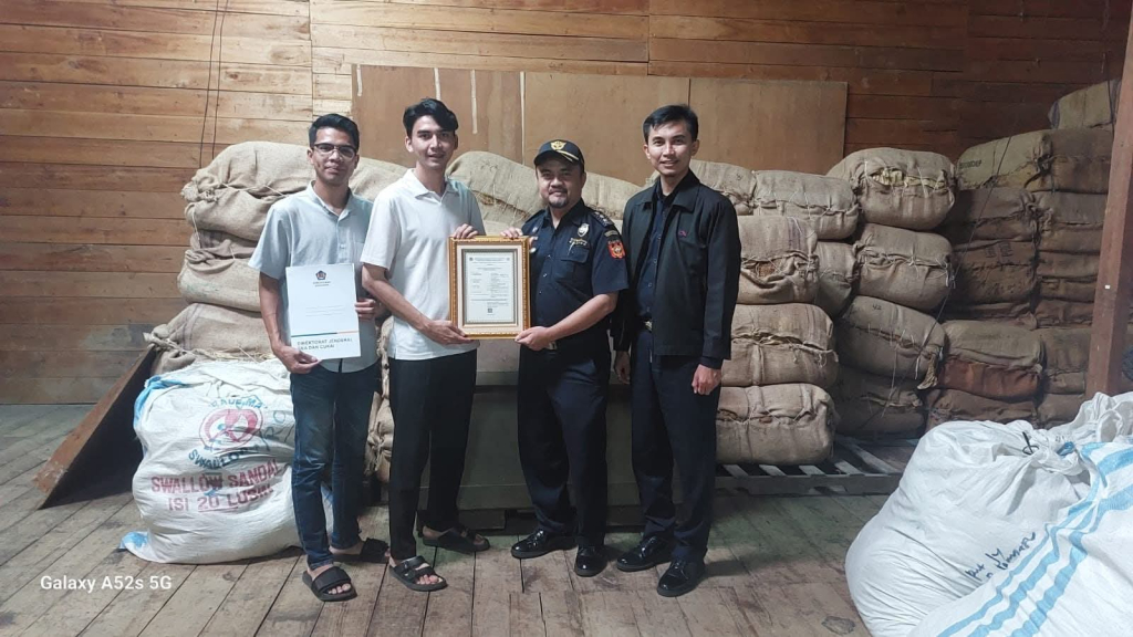 Penyerahan NPPBKC di lokasi usaha CV DK Berlian di Jalan Rancaekek-Majalaya, Kabupaten Bandung