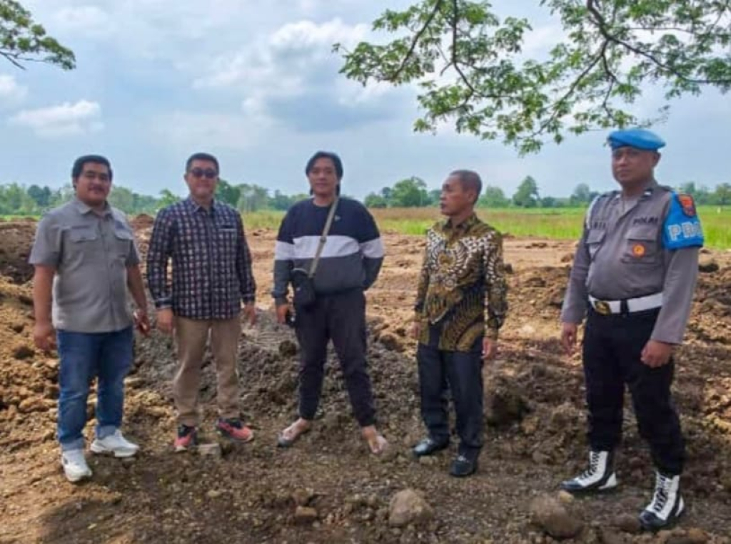 Sidak anggota Komisi 3 DPRD Kabupaten Pasuruan di proyek pematangan lahan di Desa Mendalan