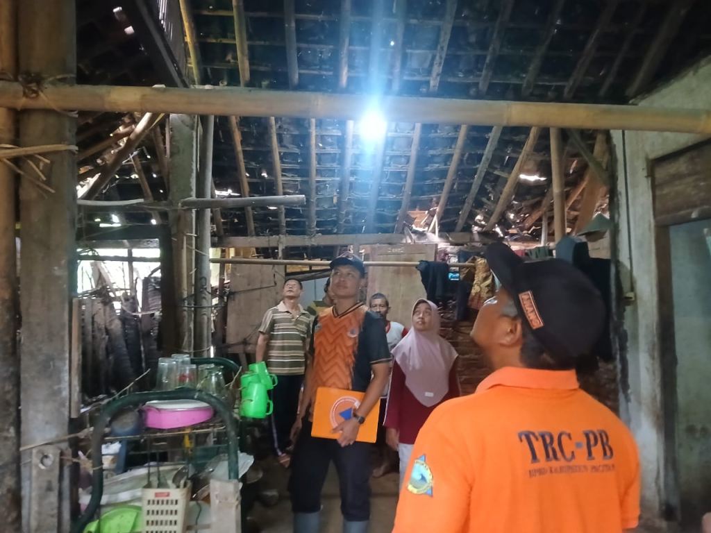 Atap rumah rusak akibat gempa di Pacitan