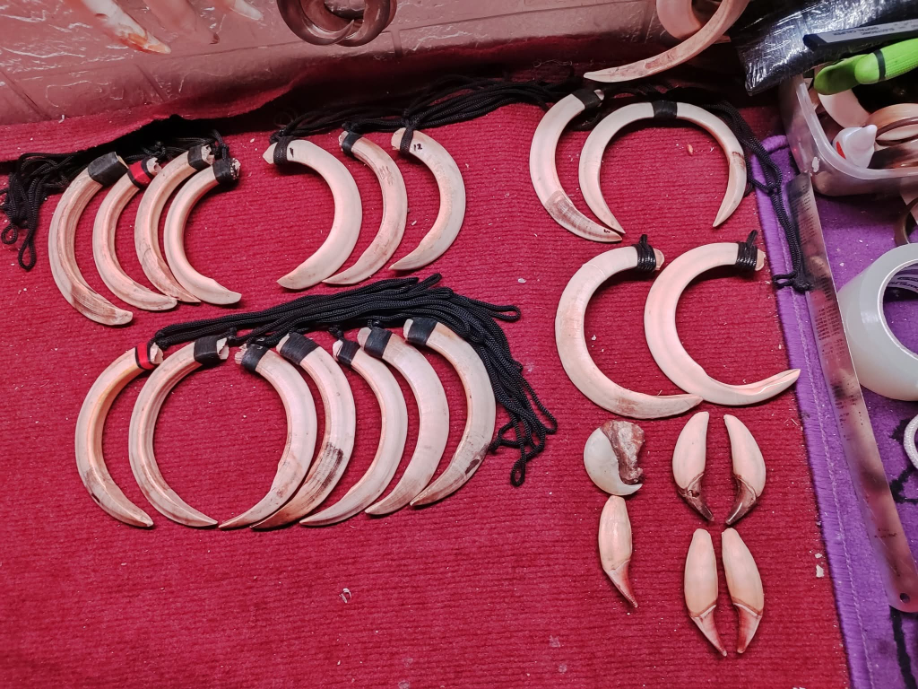 Bagian satwa yang dilindungi yang dijual di akun Facebook Kopral No Radas