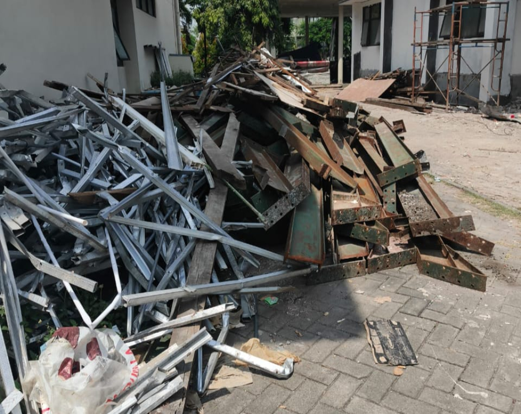 Sebagian material bekas bangunan milik Pemerintah di proyek rehabilitasi gedung Satpol PP diduga raib dijual