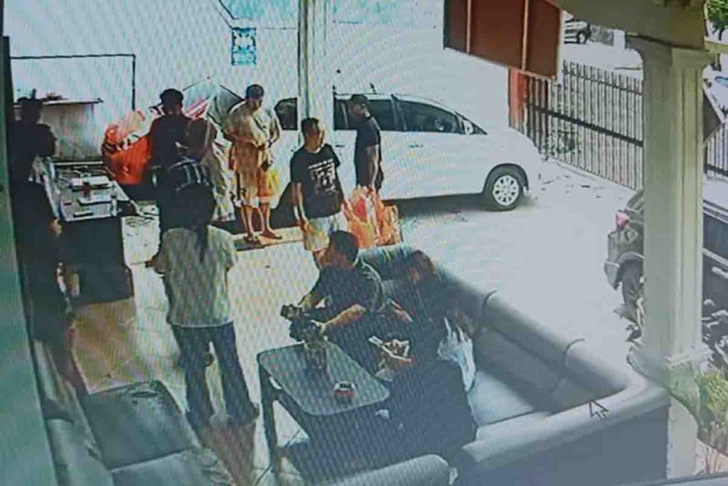 Tangkapan layar rekaman CCTV saat petugas BNNP Jatim menjemput Ivan cs dari LRPPN BI Surabaya