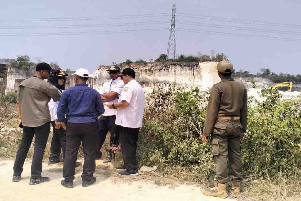 Satpol Pamong Praja Gresik dan Petugas PLN saat sidak ke Lokasi tambang di Desa Pantenan, Kecamatan Panceng, Gresik