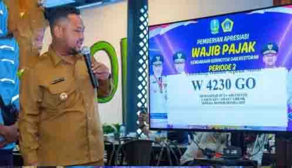 Bupati Gresik, Fandi Akhmad Yani saat memaparkan penerimaan pajak