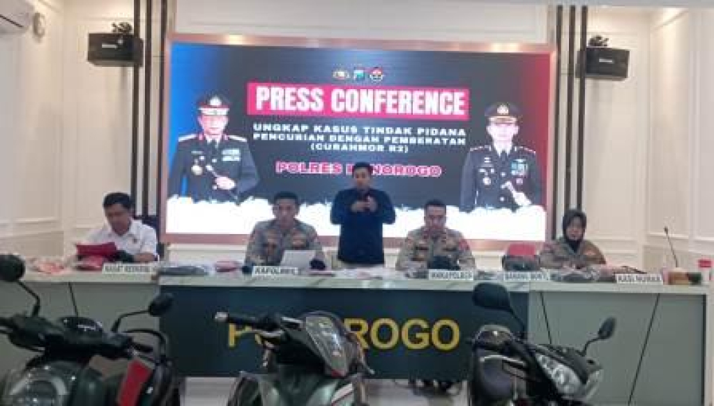 Kapolres Ponorogo dan jajaran saat konpers