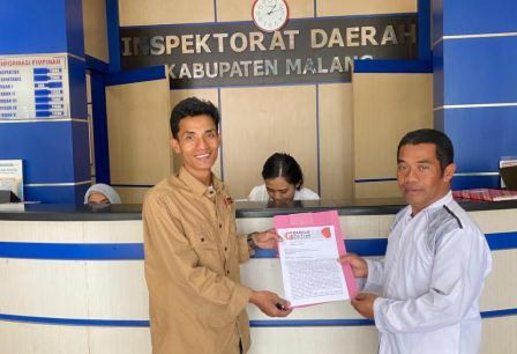 Perwakilan GEMPAR menyerahkan surat pengaduan ke Inspektorat Kabupaten Malang