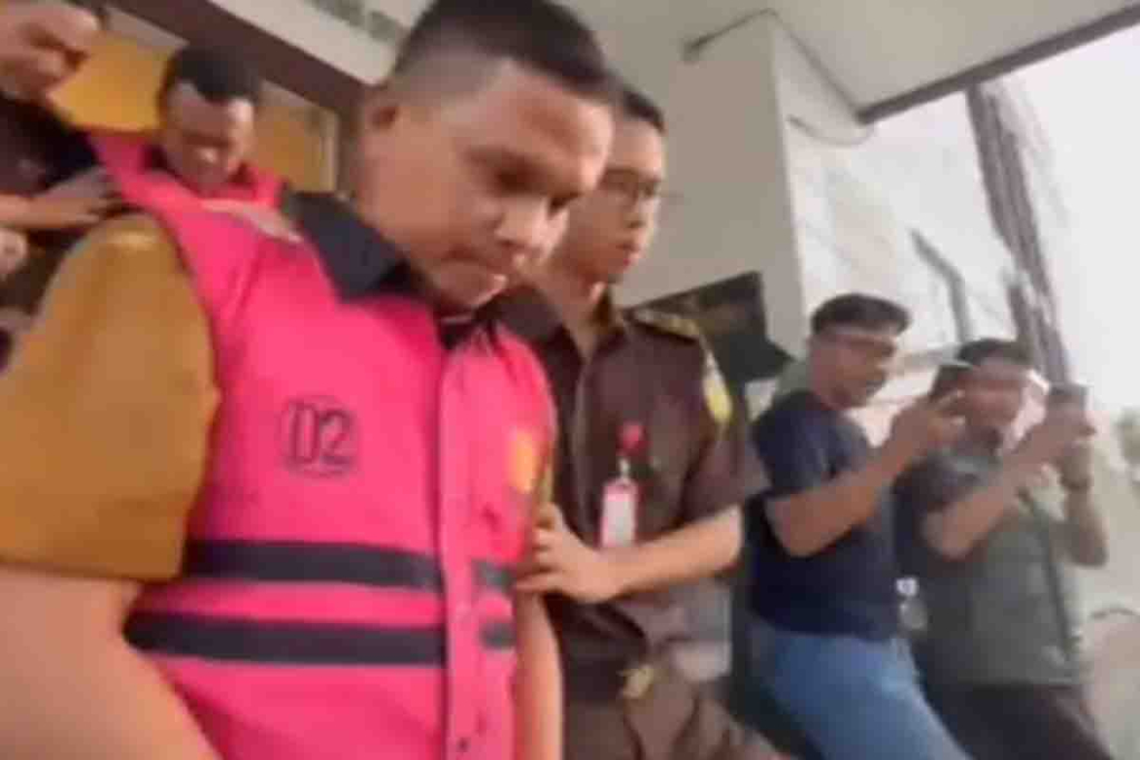 Nurkamto dan Adi Purwanto (belakang pakai rompi)