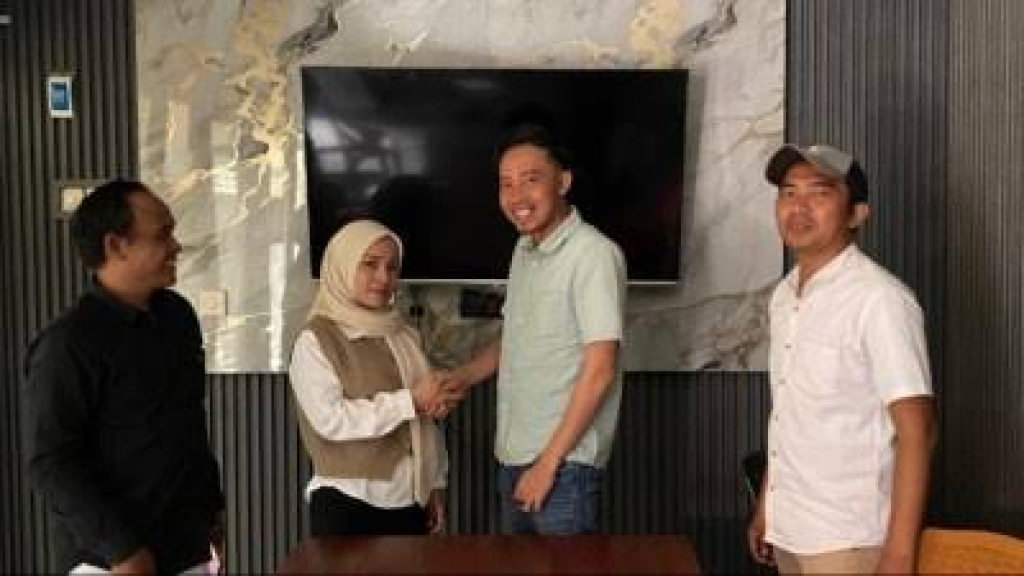 Hofifah dan Anam saat sepakat berdamai di Polres Bangkalan. (Foto : ist)