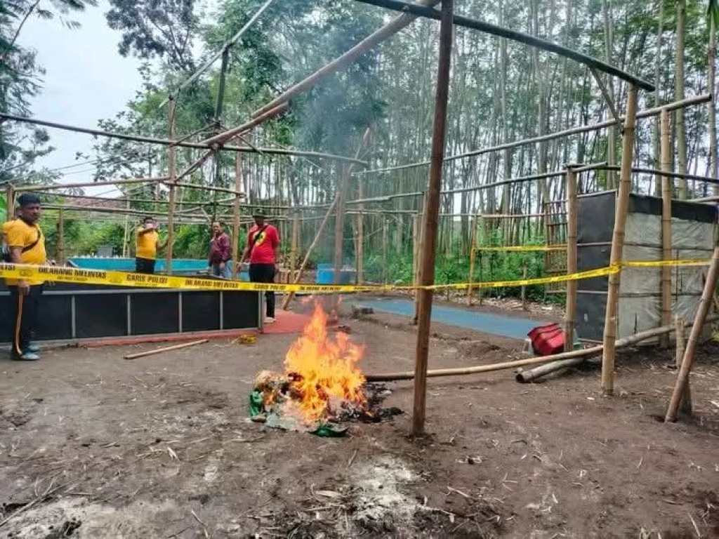 Arena sabung ayam dibakar personil Polsek Ngadiluwih di Desa Mangunrejo
