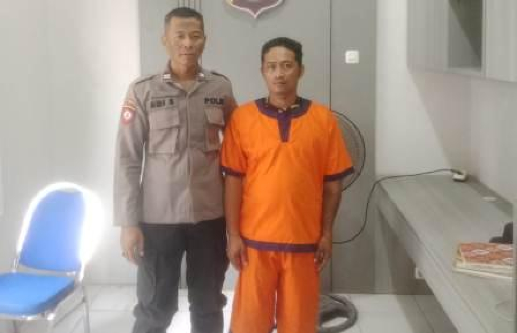 Pelaku berinisial II (kanan) bersama petugas Polsek Wringinanom
