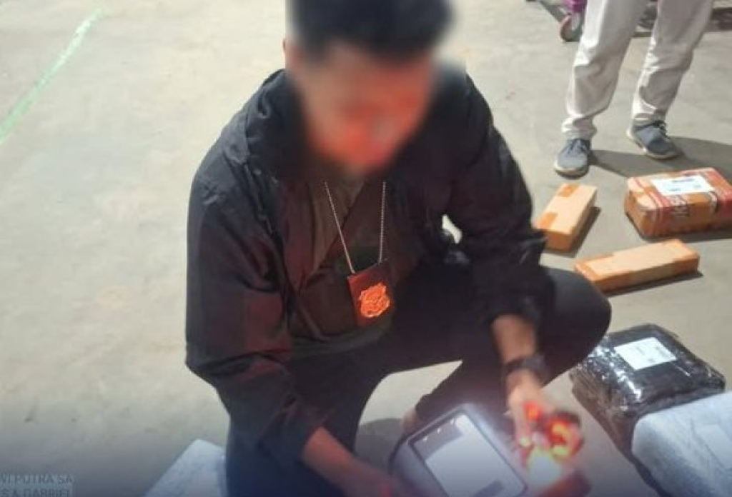 Rokok ilegal yang hendak diselundupkan lewat jasa ekpedisi