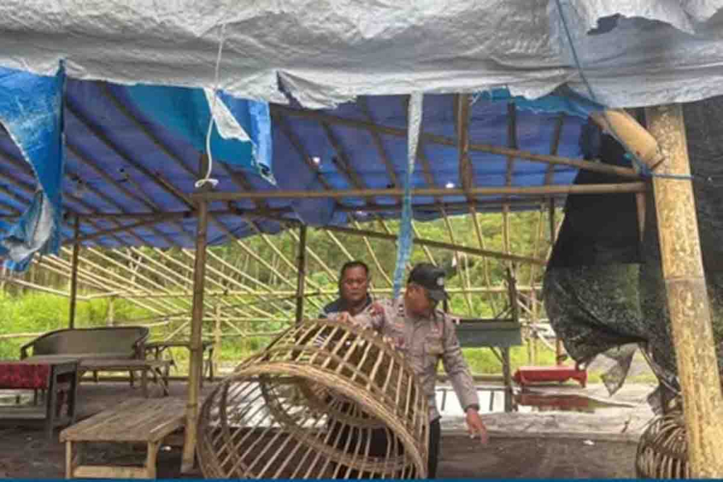 Petugas Polsek Tempeh dan Polres Lumajang di lokasi sabung ayam di Desa Lempeni