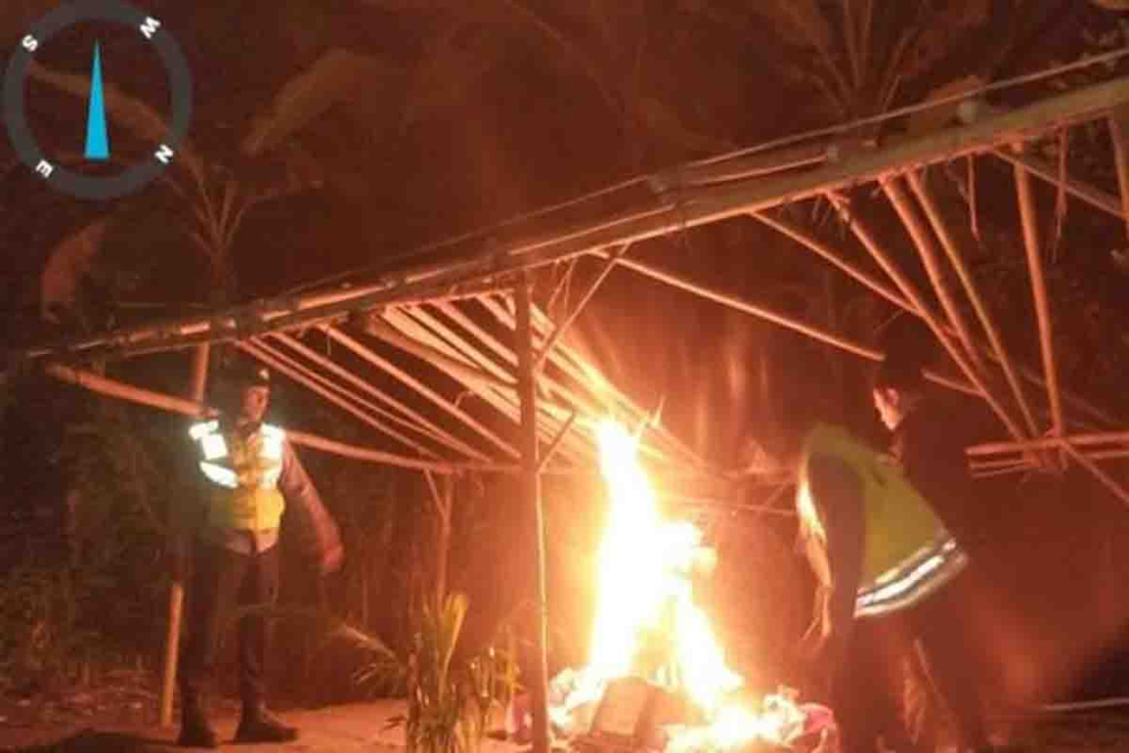 Petugas Polres Malang membakar arena sabung ayam di Desa Sitiarjo