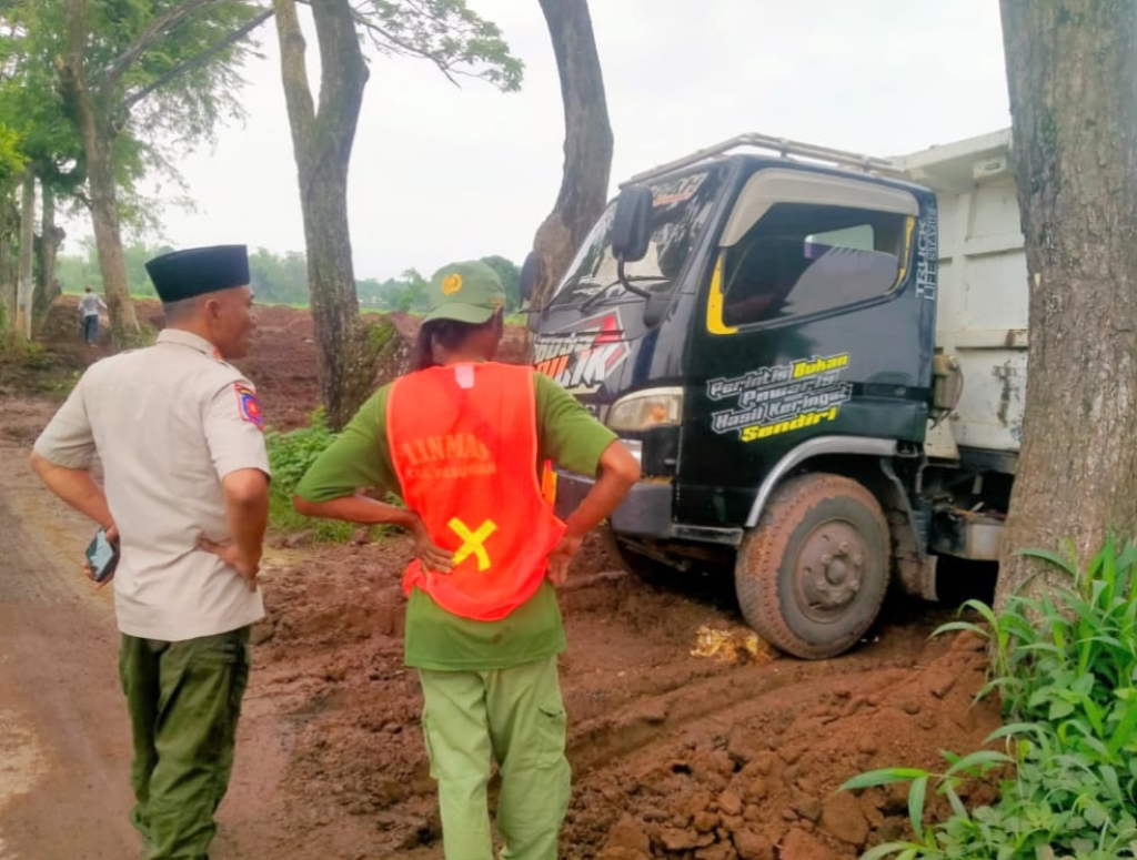 Satpol PP Kabupaten Pasuruan mendatangi proyek pematangaan lahan di Desa Mendalan